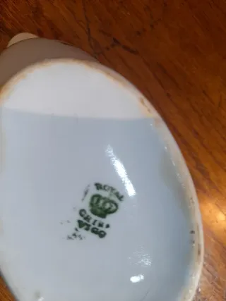 Salsera de porcelana con detalles dorados