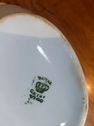 Salsera de porcelana con detalles dorados