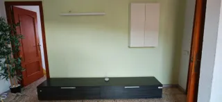 Mueble de salón negro y blanco