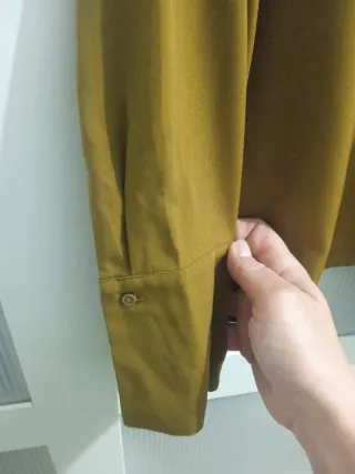 Blusa H&M verde oliva con volantes