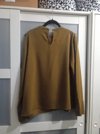 Blusa H&M verde oliva con volantes