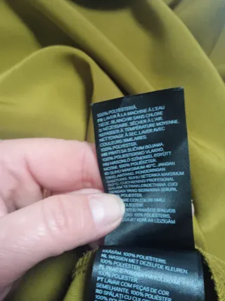 Blusa H&M verde oliva con volantes