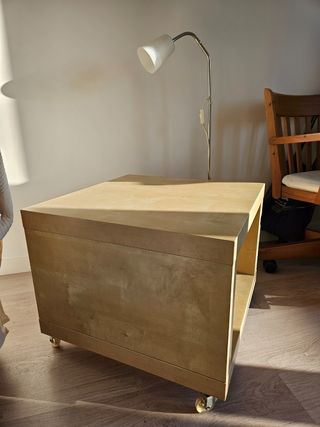 Mesa auxiliar con ruedas