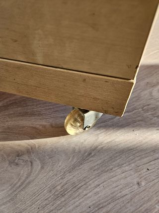 Mesa auxiliar con ruedas