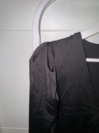 Blusa negra escote V y puños perlas