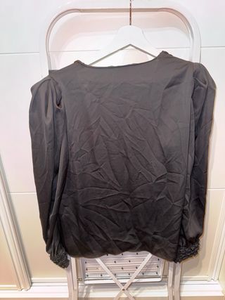 Blusa negra escote V y puños perlas