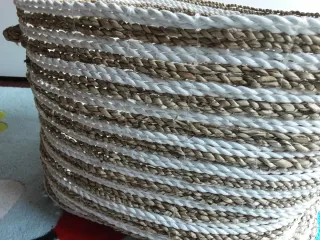 Cesta de mimbre y yute con asas. EL CORTE INGLÉS