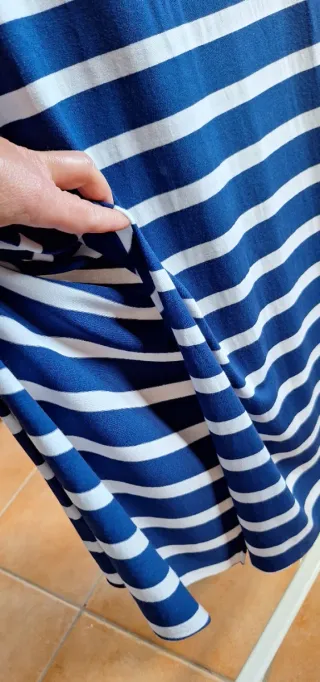 Abito estivo a righe blu e bianche