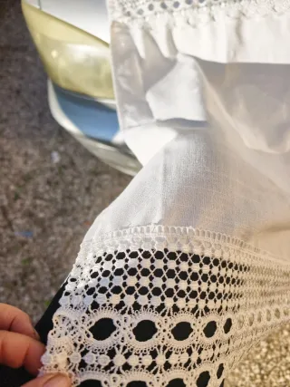 Cortina blanca con encaje