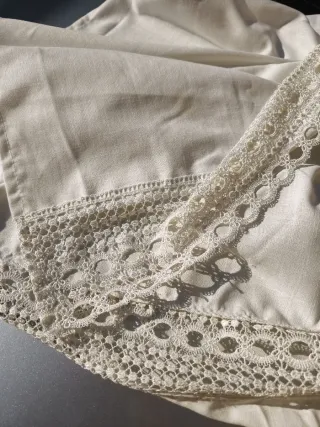 Cortina blanca con encaje