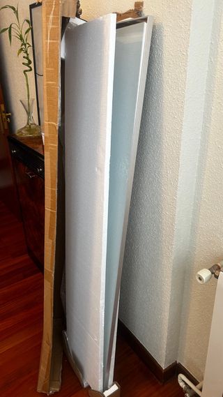 Espejo de pie plateado con marco metálico