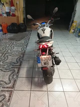 Macbor MCI 125 Naked Blanca y Roja