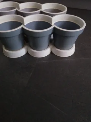 Maceteros de plástico grises y blancos