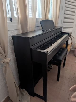 Piano Yamaha Clavinova CLP-535 con banqueta