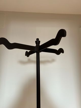 Perchero de metal negro