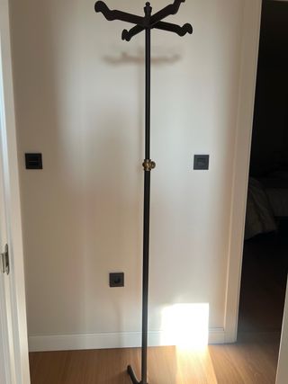 Perchero de metal negro