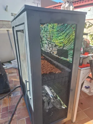 Terrario gris metálico y madera