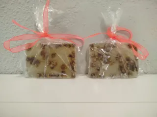 Jabón artesanal con flores secas