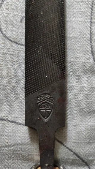 Lima de hierro con mango de madera