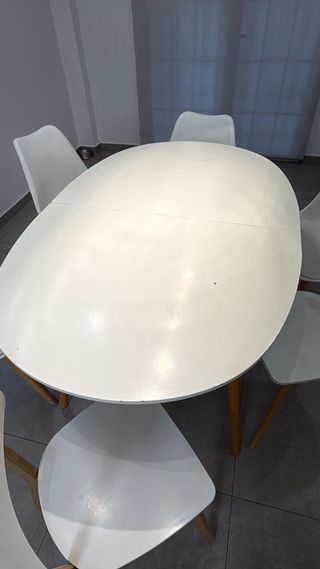 Mesa extensible blanca y madera