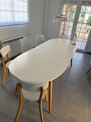 Mesa extensible blanca y madera