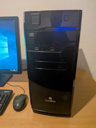 Ordenador sobremesa con monitor, teclado y ratón