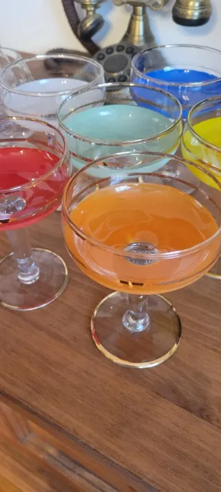 Juego de copas y platos de cristal.