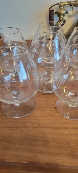 Juego de copas y platos de cristal.