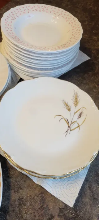 Juego de copas y platos de cristal.