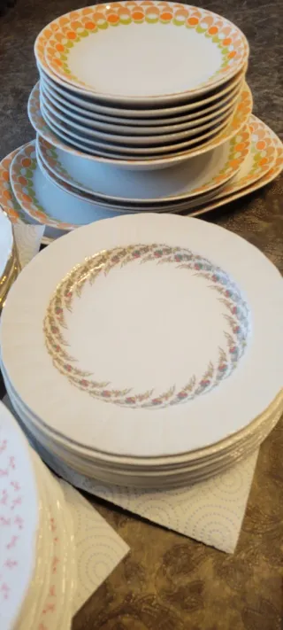 Juego de copas y platos de cristal.