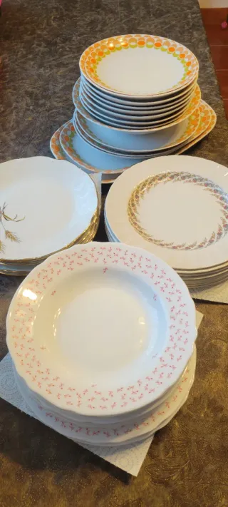 Juego de copas y platos de cristal.