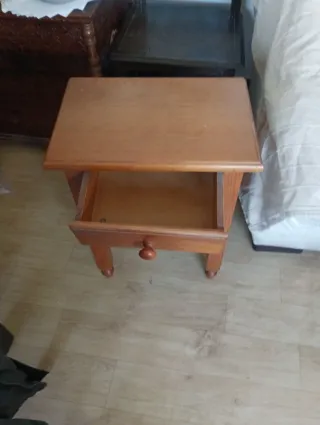 Mesita de noche de madera con cajón