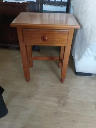 Mesita de noche de madera con cajón