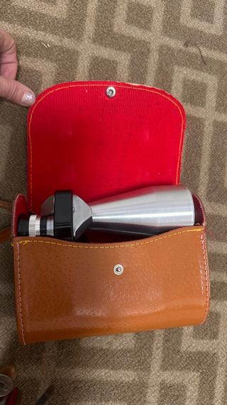 Prismáticos plateados con funda