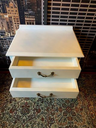 Mesita de noche de madera con 2 cajones