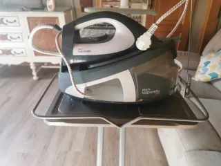 Centro de planchado profesional Polti, con ruedas