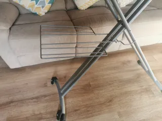 Centro de planchado profesional Polti, con ruedas