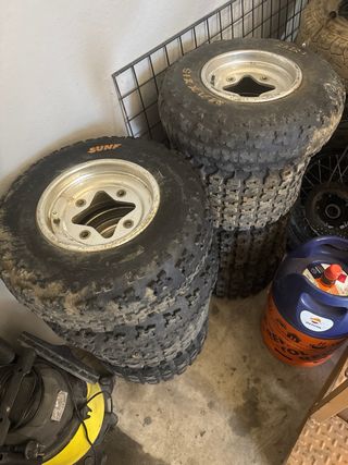 2 juegos de Llantas Suzuki LTZ 400 con Neumáticos
