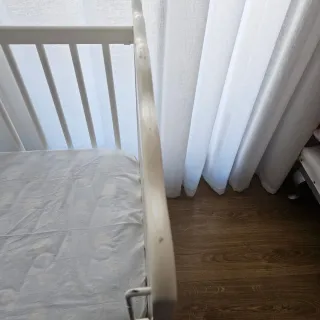 Cuna de bebé blanca