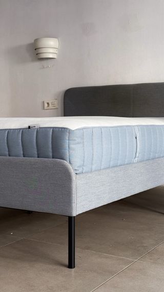 Cama gris  y colchón Ikea