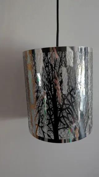 Lámpara de techo plateada con diseño