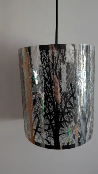 Lámpara de techo plateada con diseño