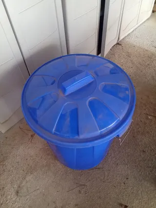 Cubo azul para jardín