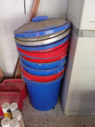 Cubo azul para jardín