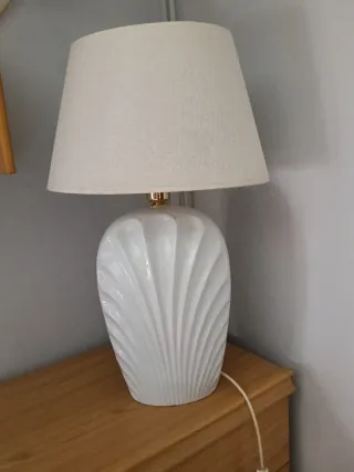 Lámpara de mesa blanca con diseño