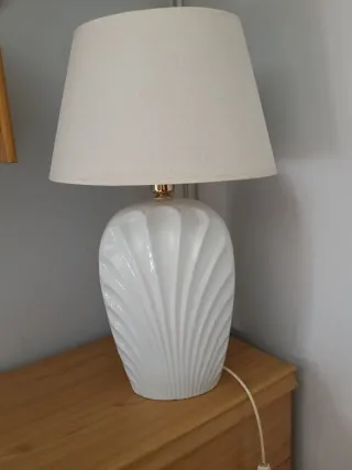 Lámpara de mesa blanca con diseño