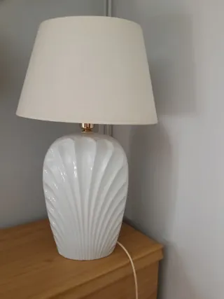 Lámpara de mesa blanca con diseño