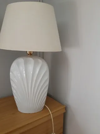 Lámpara de mesa blanca con diseño