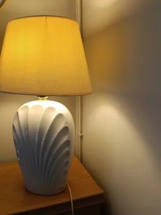 Lámpara de mesa blanca con diseño