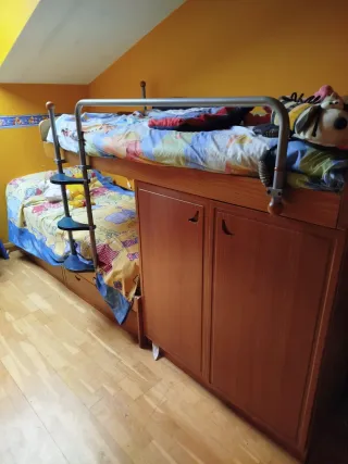 Dormitorio tren infantil. Madera maciza natural.